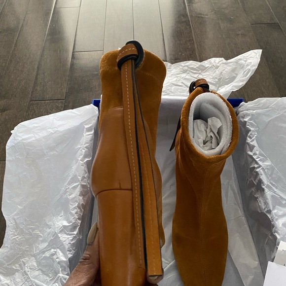 Stuart Weitzman Mustard Booties size 8.5 - Picture 2 of 4
